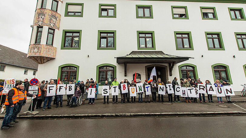Rund 100 Gegendemonstranten postierten sich rund um das Lokal: "FFB ist bunt statt braun", konnte Gauland bei seiner Ankunft lesen.