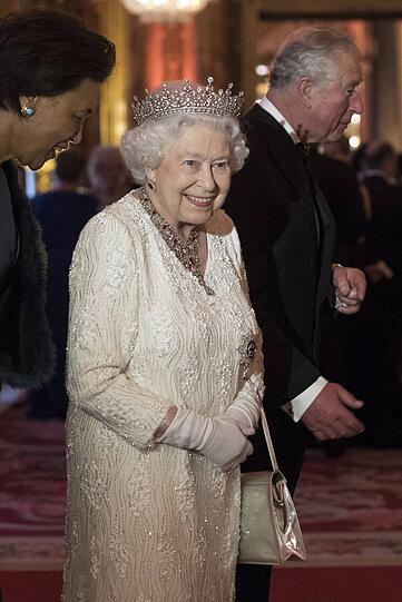 Königin Elizabeth begrüßt ihre Gäste im Buckingham Palast