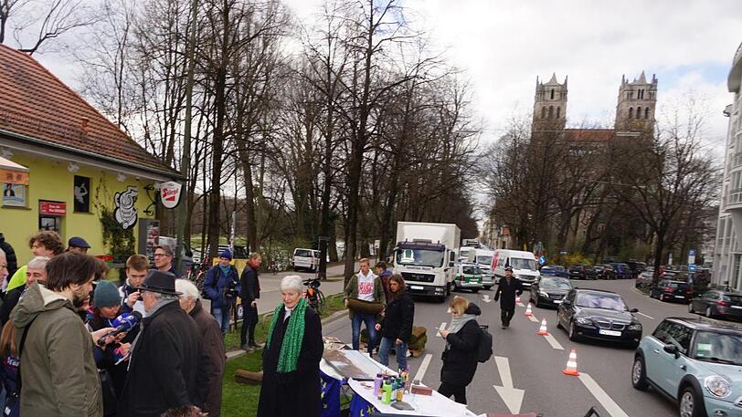 Gesperrte Autospur bei der Aktion für den Isarboulevard: Noch können die Protestler hoffen.