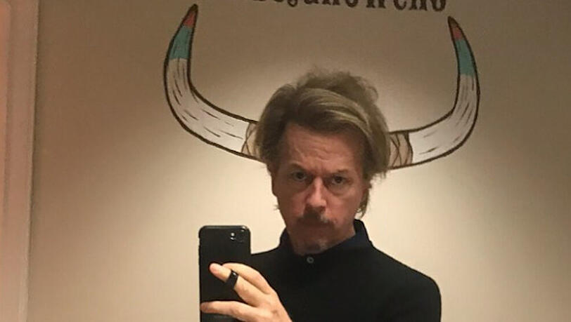 David Spade posiert als betrunkener Stier David Spade posiert als betrunkener Stier