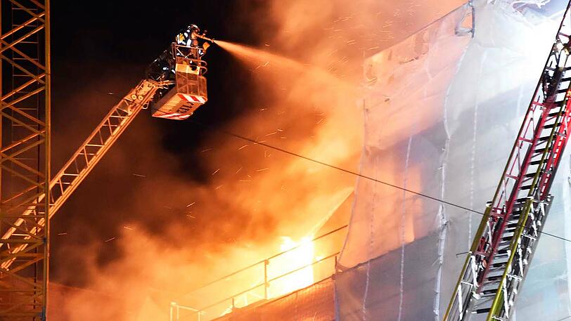 Bei dem Großbrand in Schwabing entsteht ein Millionenschaden. Die Feuerwehr ist mit 120 Mann vor Ort.