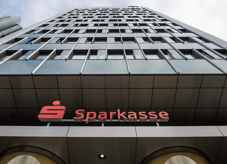 Kunden stehen vor verschlossenen Türen: Stadtsparkasse München. (Symbolbild)