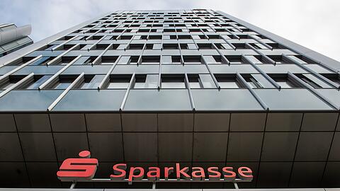 Kunden stehen vor verschlossenen Türen: Stadtsparkasse München. (Symbolbild)