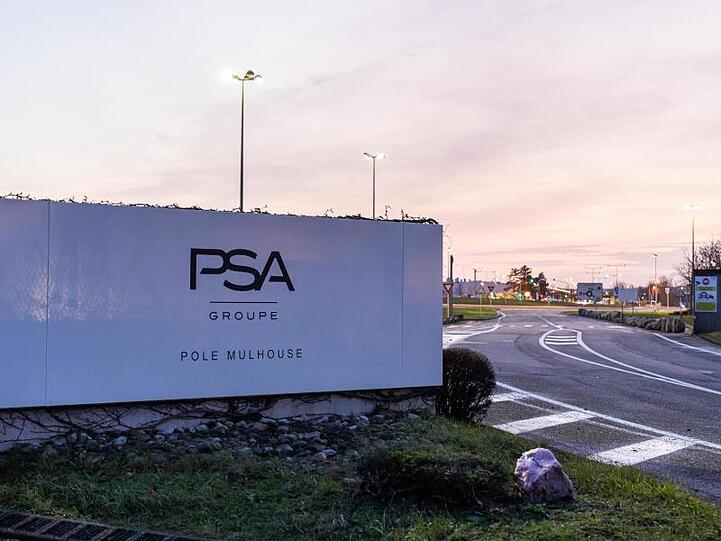 Die Einfahrt zum Werk von Mulhouse des französischen Automobilkonzerns PSA.