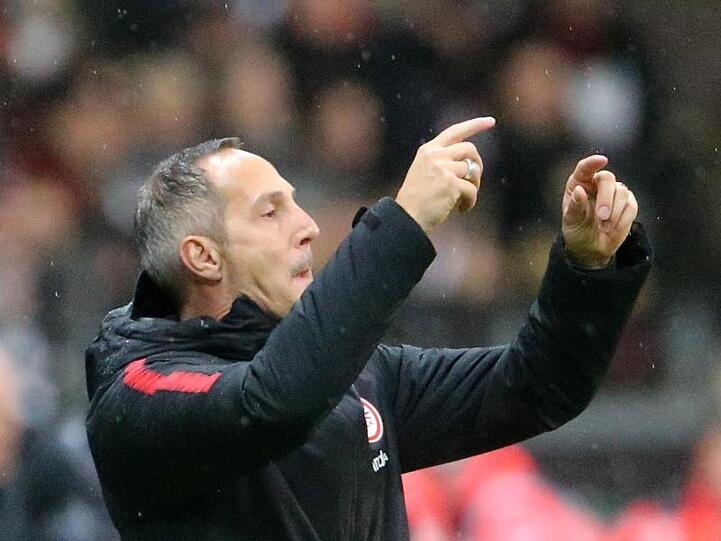 Frankfurts Trainer Adi Hütter zeigt sich nach der Niederlage gegen Wolfsburg enttäuscht.