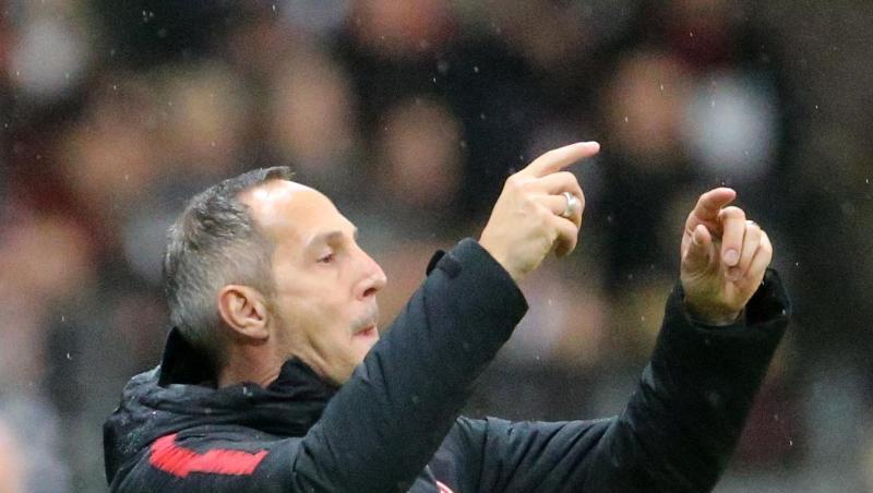 Frankfurts Trainer Adi Hütter zeigt sich nach der Niederlage gegen Wolfsburg enttäuscht. Frankfurts Trainer Adi Hütter zeigt sich nach der Niederlage gegen Wolfsburg enttäuscht.