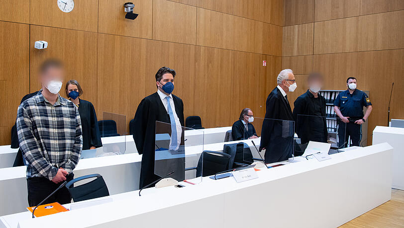 Die zwei wegen Mordes angeklagten Männer (l und 2.v.r.) stehen vor Beginn der Verhandlung mit ihren Anwälten Sarah Stolle und Alexander Betz (3.v.l.), Patrick Ottmann (4.v.r.) und Gerhard Bink (3.v.r.) im Sitzungssaal.