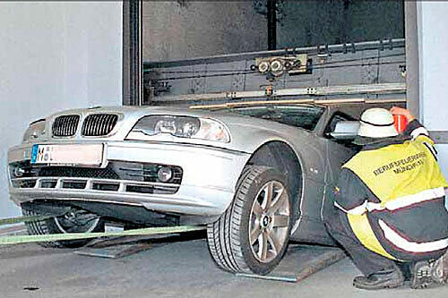 Der BMW wurde vom Autolift eingequetscht. Die Münchner Berufsfeuerwehr musste die Opfer bergen.