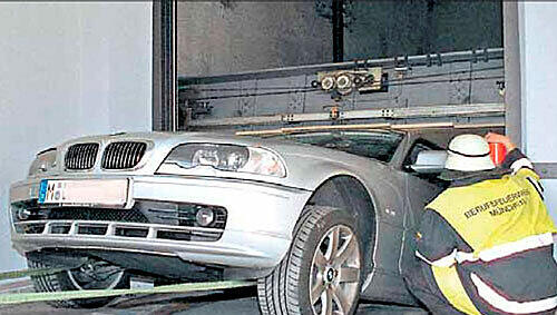Der BMW wurde vom Autolift eingequetscht. Die Münchner Berufsfeuerwehr musste die Opfer bergen. Der BMW wurde vom Autolift eingequetscht. Die Münchner Berufsfeuerwehr musste die Opfer bergen.