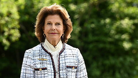 Königin Silvia, die Mutter von Prinzessin Victoria von Schweden, Prinzessin Madeleine von Schweden und Prinz Carl Philip von Schweden, gründete 1999 die World Childhood Foundation und will mit ihrer Stiftung Kinder weltweit unterstützen.