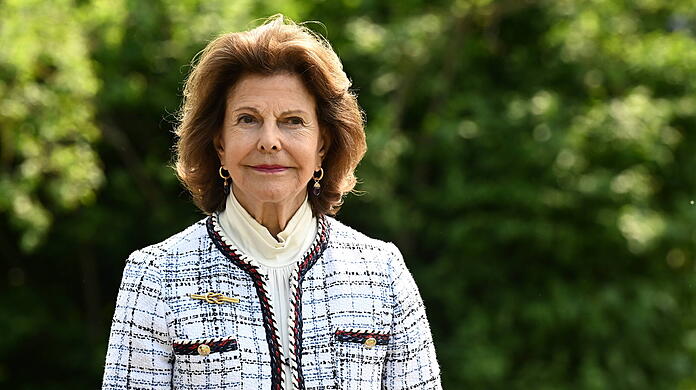 Königin Silvia, die Mutter von Prinzessin Victoria von Schweden, Prinzessin Madeleine von Schweden und Prinz Carl Philip von Schweden, gründete 1999 die World Childhood Foundation und will mit ihrer Stiftung Kinder weltweit unterstützen.