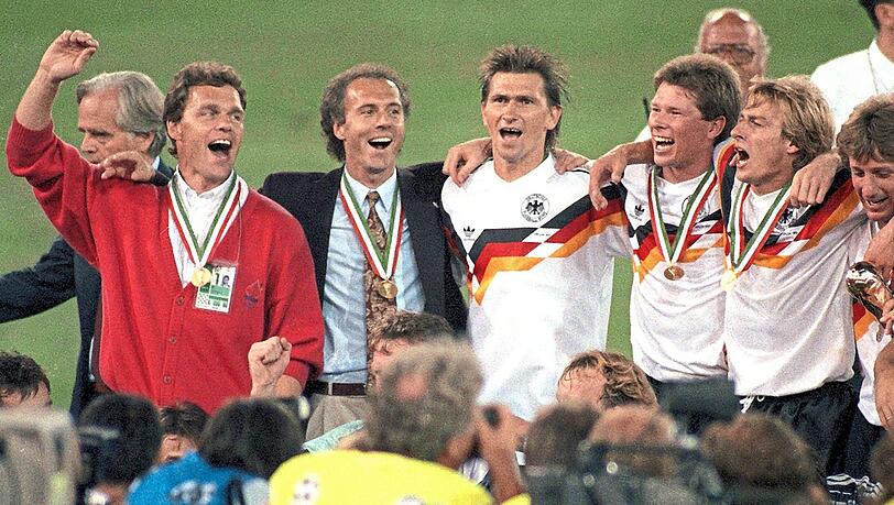 Ihr größter gemeinsamer Moment: Teamchef Franz Beckenbauer (2v.l.) und Abwehrchef Klaus Augenthaler (2.v.r.) feiern in Rom den WM-Titel nach dem Finalsieg gegen Argentinien.