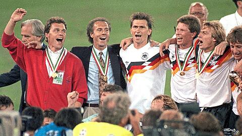 Ihr größter gemeinsamer Moment: Teamchef Franz Beckenbauer (2v.l.) und Abwehrchef Klaus Augenthaler (2.v.r.) feiern in Rom den WM-Titel nach dem Finalsieg gegen Argentinien.