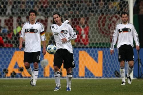 Frust nach der Pleite: Die DFB-Stars Michael Ballack, Torsten Frings und Heiko Westermann (v. l.) auf dem Weg in die Kabine.