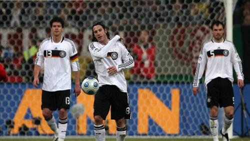 Frust nach der Pleite: Die DFB-Stars Michael Ballack, Torsten Frings und Heiko Westermann (v. l.) auf dem Weg in die Kabine. Frust nach der Pleite: Die DFB-Stars Michael Ballack, Torsten Frings und Heiko Westermann (v. l.) auf dem Weg in die Kabine.