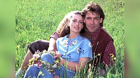 Schauspieler Sascha Hehn und Schauspielerin Karin Thaler am Rande von Dreharbeiten zu "Ein Engel f&uuml;r Felix" im Juni 1992