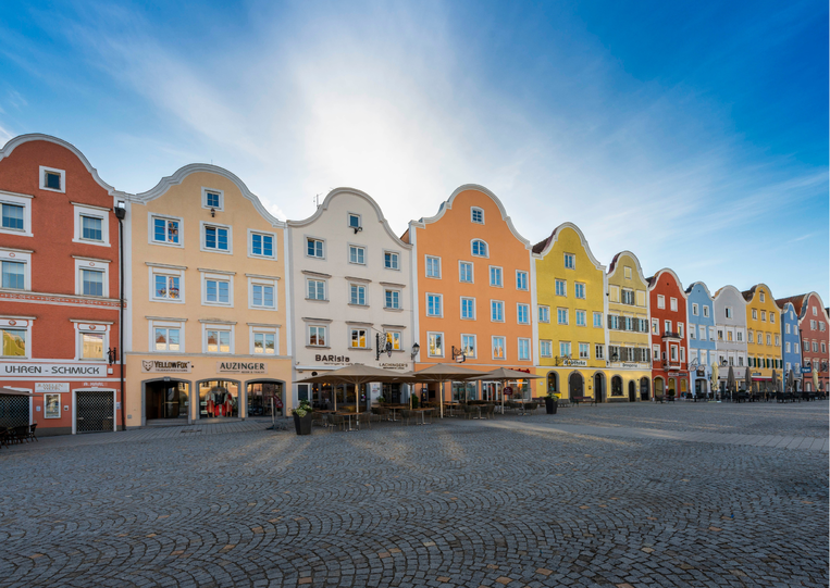 Die farbenfrohe Silberzeile mit ihren barocken B&uuml;rgerh&auml;usern. Sch&auml;rding liegt am Inn nahe Passau, gleich hinter der &ouml;sterreichischen Grenze.