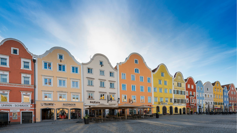 Die farbenfrohe Silberzeile mit ihren barocken B&uuml;rgerh&auml;usern. Sch&auml;rding liegt am Inn nahe Passau, gleich hinter der &ouml;sterreichischen Grenze.