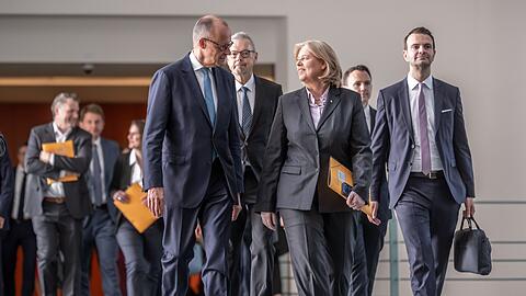 Bundeskanzler Friedrich Merz (CDU) und Sozialministerin B&auml;rbel Bas (SPD) haben viel Lob f&uuml;r die Vorschl&auml;ge der Rentenkommission.