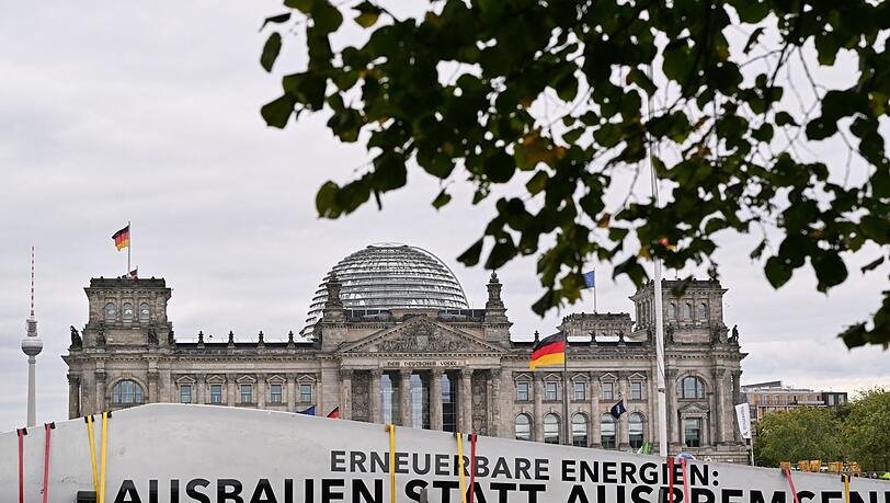 Unter dem Motto "Erneuerbare Energien: Ausbauen statt Ausbremsen" haben Unternehmen und Verb&auml;nde der Erneuerbaren-Branche im Berliner Regierungsviertel demonstriert.