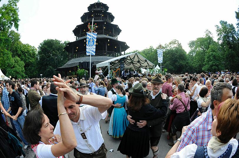 Tanzen und Feiern im Morgengrauen: die besten Bilder vom Kocherlball am Chinesischen Turm.