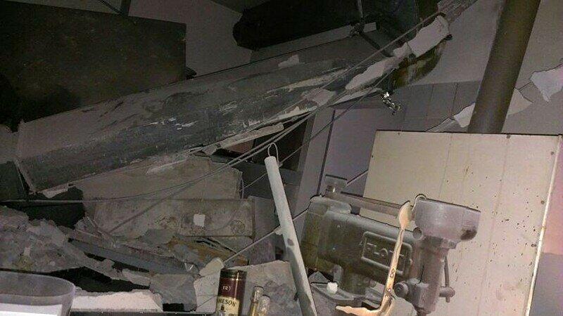Teilweise kommt die Decke herunter, eine Zwischenwand ist eingebrochen, überall liegen Scherben und Mauerstücke.