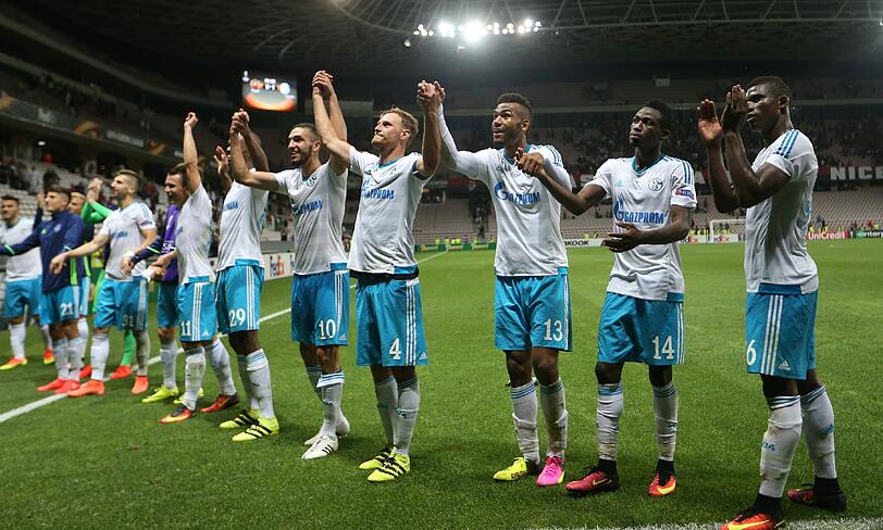 Schalke feiert den 1:0 Sieg gegen Nizza.