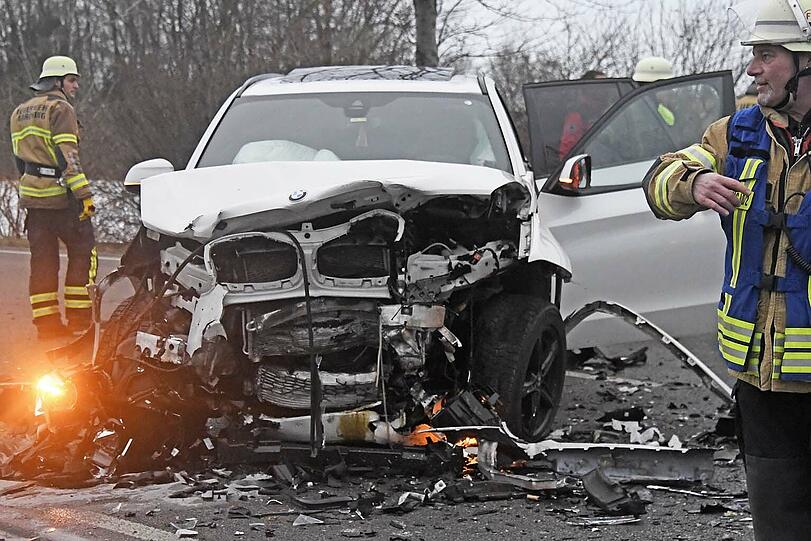 Auf der B471 bei Garching ist am Donnerstag ein Auto in den Gegenverkehr geraten und mit einem entgegenkommenden Auto kollidiert.