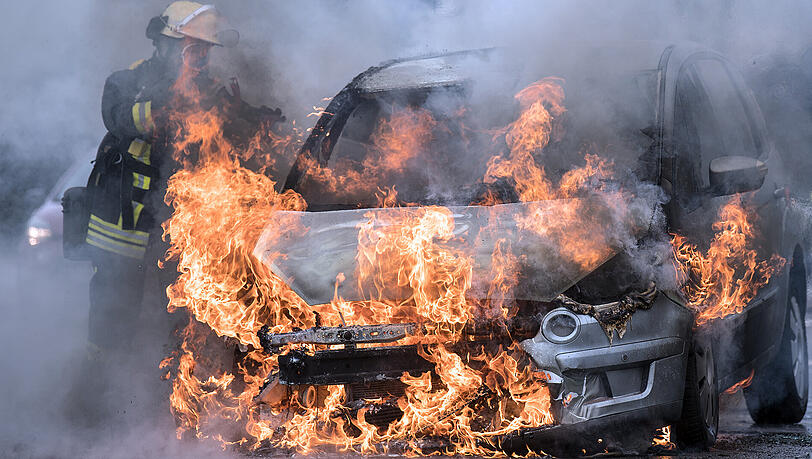 In einer Autobahnausfahrt ging ein Pkw in Flammen auf (Symbolbild). In einer Autobahnausfahrt ging ein Pkw in Flammen auf (Symbolbild).