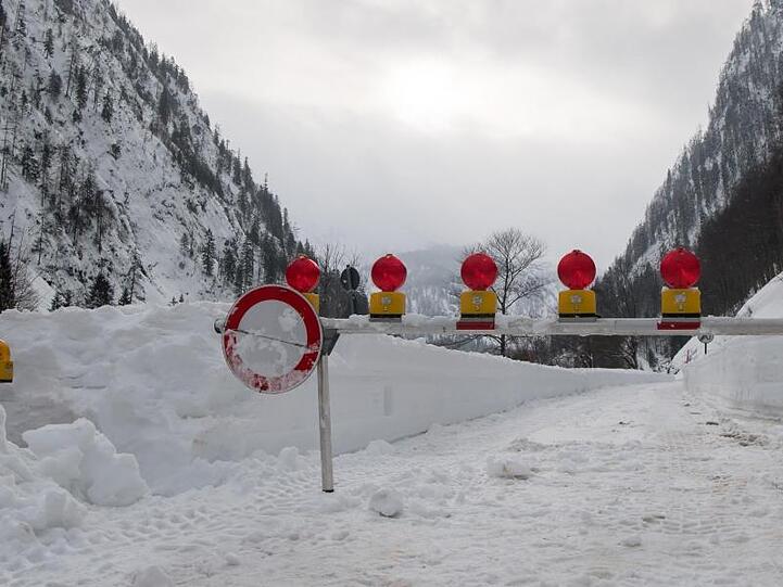 Ein Schranke versperrt die Zufahrt zu einer verschneiten und gesperrten Straße, die die Ortschaft Ruhpolding in Richtung Reit im Winkl verbindet.