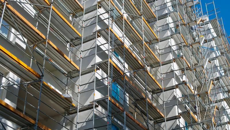 Ein Gerüst bedeckt die Fassade eines Wohnblocks. Foto: Ole Spata/Archivbild Ein Gerüst bedeckt die Fassade eines Wohnblocks. Foto: Ole Spata/Archivbild