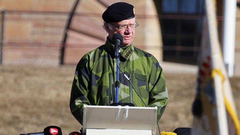 König Carl XVI. Gustaf von Schweden trug bei seiner Rede in Karlsborg Militäruniform.