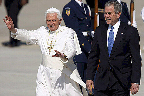 Das Wetter passte, die Sonne unterstrich die Kontraste, als US-Präsident George Bush den Papst begrüßte.