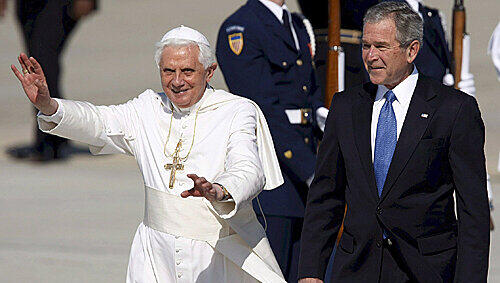 Das Wetter passte, die Sonne unterstrich die Kontraste, als US-Präsident George Bush den Papst begrüßte. Das Wetter passte, die Sonne unterstrich die Kontraste, als US-Präsident George Bush den Papst begrüßte.