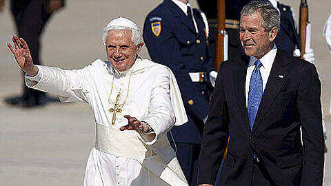 Das Wetter passte, die Sonne unterstrich die Kontraste, als US-Präsident George Bush den Papst begrüßte.