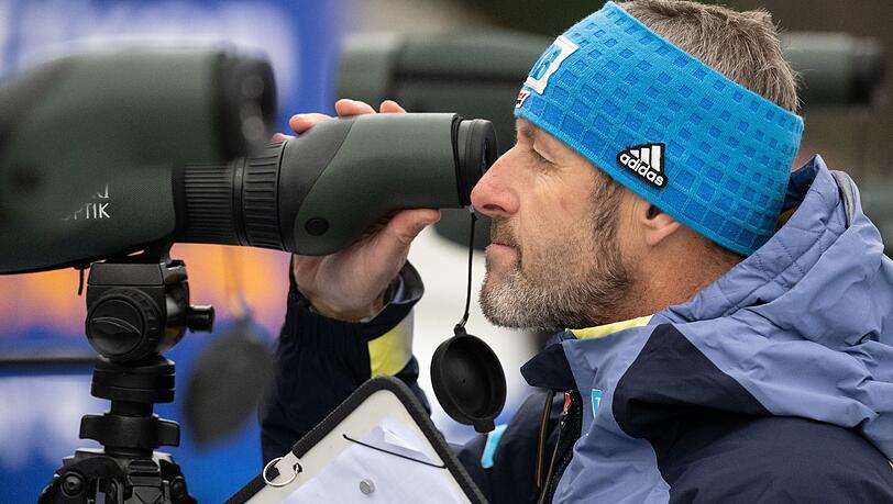 Bundestrainer Mark Kirchner verfolgt das Training.