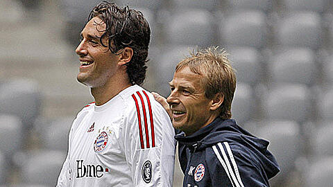 Feiern in Bukarest Premiere in der Champions League: Bayern-Torjäger Luca Toni (l.) und  - als Trainer - Jürgen Klinsmann.