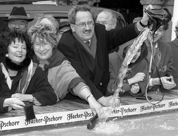 Zum ersten Mal mit "Hacker-Pschorr"-Brunnenrandwerbung: Münchens Oberbürgermeister Christian Ude (r) wäscht am Mittwoch (17.02.1999) in Anwesenheit von Bürgermeisterin Gertraud Burkert (M) und Stadträtin Barbara Seuble-Schaefer (l) im Fischbrunnen am Münchner Marienplatz den Geldbeutel der Stadt. (Archiv) Zum ersten Mal mit "Hacker-Pschorr"-Brunnenrandwerbung: Münchens Oberbürgermeister Christian Ude (r) wäscht am Mittwoch (17.02.1999) in Anwesenheit von Bürgermeisterin Gertraud Burkert (M) und Stadträtin Barbara Seuble-Schaefer (l) im Fischbrunnen am Münchner Marienplatz den Geldbeutel der Stadt. (Archiv)