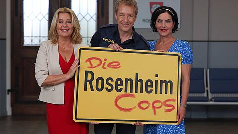 Karin Thaler, Max Müller und Marisa Burger stehen für "Die Rosenheim-Cops" zusammen vor der Kamera. Karin Thaler, Max Müller und Marisa Burger stehen für "Die Rosenheim-Cops" zusammen vor der Kamera.