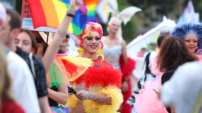 F&uuml;r den Christopher Street Day an diesem Wochenende m&uuml;ssen etliche Gastronomen ihre Freischankfl&auml;chen r&auml;umen. Das ver&auml;rgert die Betroffenen Wirtinnen und Wirte sehr.