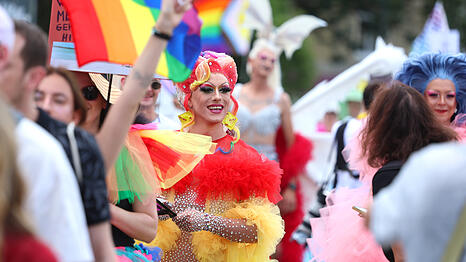 F&uuml;r den Christopher Street Day an diesem Wochenende m&uuml;ssen etliche Gastronomen ihre Freischankfl&auml;chen r&auml;umen. Das ver&auml;rgert die Betroffenen Wirtinnen und Wirte sehr.