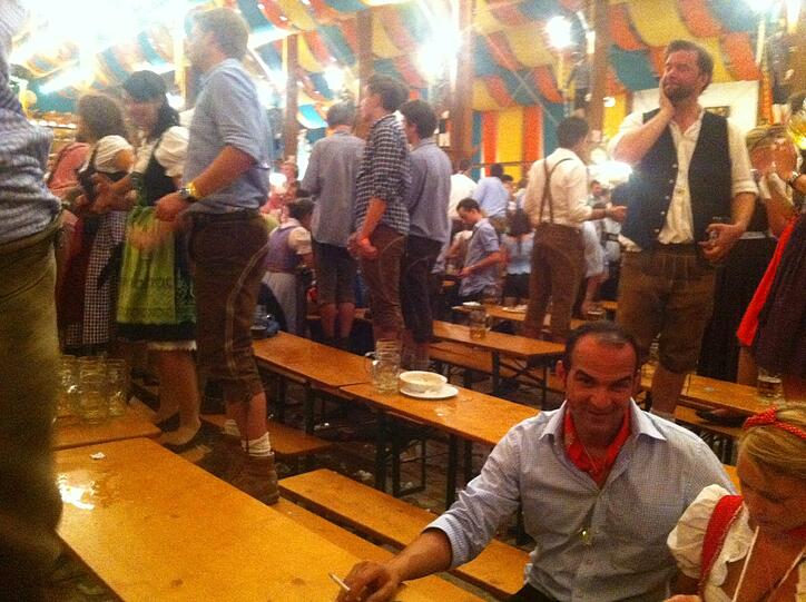 Kurz nach 20 Uhr &ndash; plötzlich sind Tische frei: Genau hier im Mittelschiff vom Schützenfestzelt hat die Pfefferspray-Attacke stattgefunden.