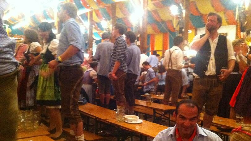 Kurz nach 20 Uhr &ndash; plötzlich sind Tische frei: Genau hier im Mittelschiff vom Schützenfestzelt hat die Pfefferspray-Attacke stattgefunden.