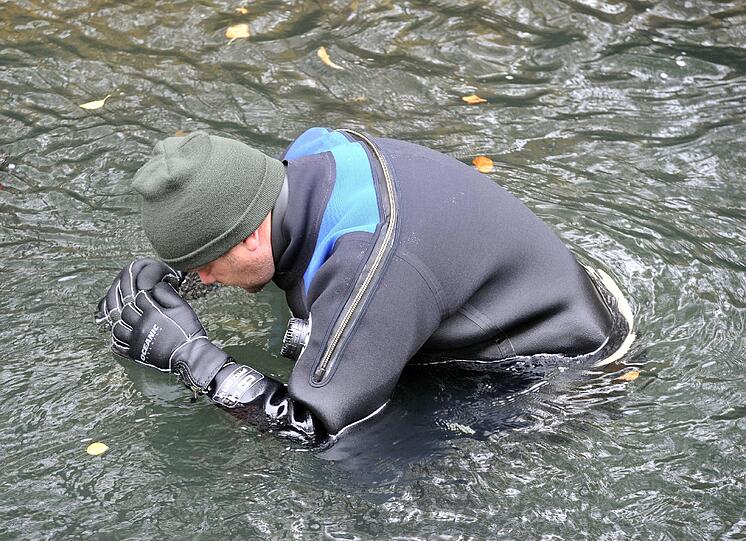 Polizisten suchten am Montag (31.10.2011)im Augsburger Eiskanal nach Spuren, die möglicherweise zur Festnahme der Täter im Augsburger Polizistenmord führen können. In der Nacht zum Freitag (28.10.2011) war bei einer Schießerei ein Polizist getötet und eine weitere Beamtin verletzt worden. Die Täter flohen in ein großes Waldgebiet und wurden bisher nicht gefasst.