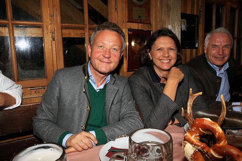 Klaus Josef Lutz heißt der Mann, mit dem die Bundeslandwirtschaftsministerin im Käferzelt plauscht. Er ist der Vorstandsvorsitzende der BayWa.
