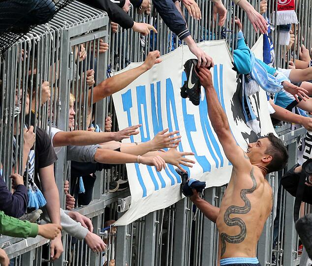 Versöhnlicher Abschluss einer turbolenten Saison: Nach dem überzeugenden 3:0 gegen Aalen bedankten sich die Löwen-Spieler am Sonntag bei ihren Fans für die Unterstützung. Die Bilder!
