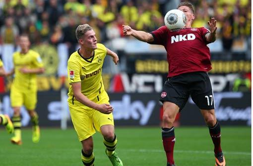 Ausgeglichene Partie in Nürnberg: Mike Frantz (r, 1. FC Nürnberg) kämpft mit dem Dortmunder Marvin Ducksch um den Ball.