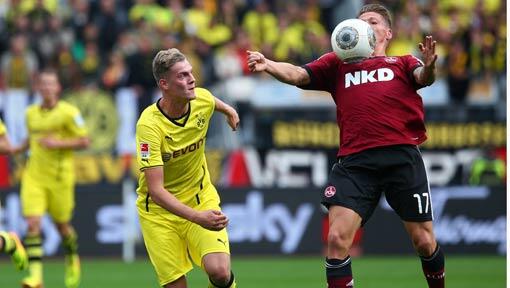 Ausgeglichene Partie in Nürnberg: Mike Frantz (r, 1. FC Nürnberg) kämpft mit dem Dortmunder Marvin Ducksch um den Ball. Ausgeglichene Partie in Nürnberg: Mike Frantz (r, 1. FC Nürnberg) kämpft mit dem Dortmunder Marvin Ducksch um den Ball.
