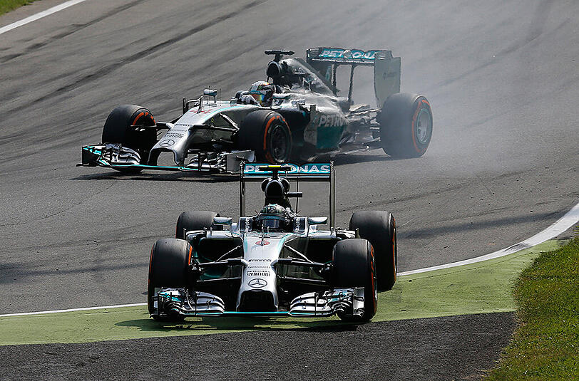 Der Moment des Tages: Nico Rosbergs Brems-Patzer nutzt Lewis Hamilton und schnappt sich die Führung.