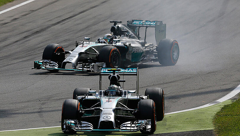 Der Moment des Tages: Nico Rosbergs Brems-Patzer nutzt Lewis Hamilton und schnappt sich die Führung. Der Moment des Tages: Nico Rosbergs Brems-Patzer nutzt Lewis Hamilton und schnappt sich die Führung.